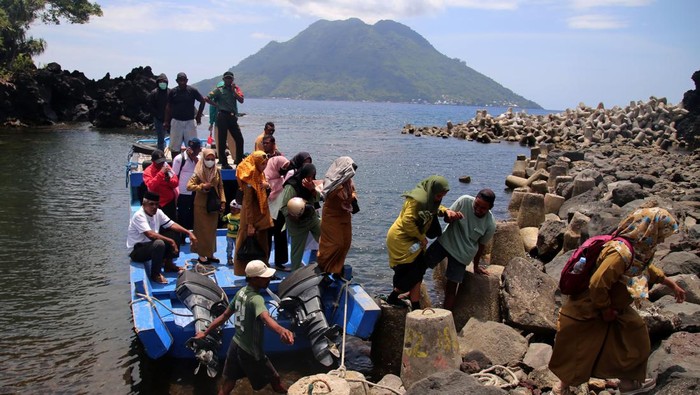 Perahu motor dari Pulau Hiri yang akan bersandar di bebatuan saat air laut surut di Dermaga Penyeberangan Pulau Hiri, di Kota Ternate, Maluku Utara, Senin (21/8/2023). Proyek pembangunan dermaga penyeberangan Pulau Hiri yang mangkrak itu membuat warga dan pemilik perahu motor kesulitan untuk bersandar dengan sempurna ke dermaga dan terpaksa menepi di bebatuan ketika air laut surut sehingga membahayakan keselamatan penumpang dan menyulitkan bongkar muat barang. ANTARA FOTO/Andri Saputra/foc.