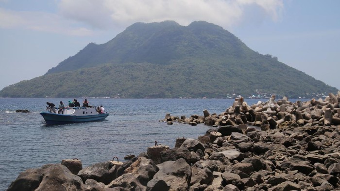 Perahu motor dari Pulau Hiri yang akan bersandar di bebatuan saat air laut surut  di Dermaga Penyeberangan Pulau Hiri, di Kota Ternate, Maluku Utara, Senin (21/8/2023). Proyek pembangunan dermaga penyeberangan Pulau Hiri yang mangkrak itu membuat warga dan pemilik perahu motor kesulitan untuk bersandar dengan sempurna ke dermaga dan terpaksa menepi di bebatuan ketika air laut surut  sehingga membahayakan keselamatan penumpang dan menyulitkan bongkar muat barang. ANTARA FOTO/Andri Saputra/foc.