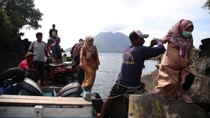 Warga Pulau Hiri terkendala infrastruktur dermaga di Ternate Perahu motor dari Pulau Hiri yang akan bersandar di bebatuan saat air laut surut di Dermaga Penyeberangan Pulau Hiri, di Kota Ternate, Maluku Utara, Senin (21/8/2023). Proyek pembangunan dermaga penyeberangan Pulau Hiri yang mangkrak itu membuat warga dan pemilik perahu motor kesulitan untuk bersandar dengan sempurna ke dermaga dan terpaksa menepi di bebatuan ketika air laut surut sehingga membahayakan keselamatan penumpang dan menyulitkan bongkar muat barang. ANTARA FOTO/Andri Saputra/foc.