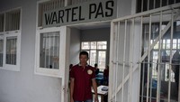 Waktu untuk telpon pun dibatasi hingga lima menit per komunikasi.