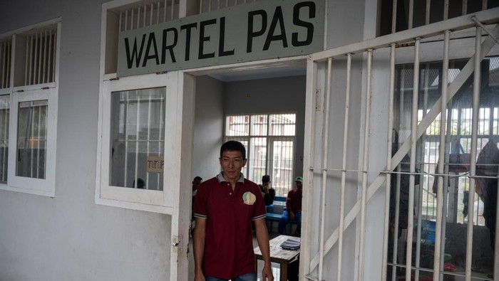 Seorang warga binaan berjalan keluar ruangan usai berkomunikasi dengan keluarganya menggunakan telepon genggam di ruang Wartelpas di Lembaga Pemasyarakatan (Lapas) Kelas IIB Luwuk di Banggai, Sulawesi Tengah, Senin (21/8/2023). Lapas yang dihuni lebih dari 300 warga binaan tersebut membuat unit Warung Telekomunikasi Lapas (Wartelpas) yang memungkinkan setiap warga binaan berkomunikasi dengan keluarganya secara gratis menggunakan telepon genggam dengan batasn waktu hingga lima menit per komunikasi. ANTARA FOTO/Basri Marzuki/foc.
