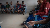 Sejumlah warga binaan berkomunikasi dengan keluarganya menggunakan telepon genggam di ruang Wartelpas di Lembaga Pemasyarakatan (Lapas) Kelas IIB Luwuk di Banggai, Sulawesi Tengah, Senin (21/8/2023).