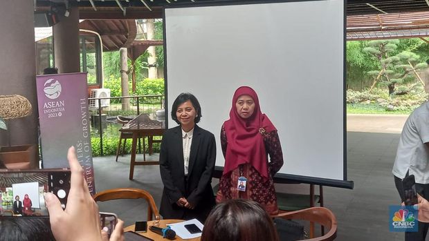 Yogi Rahmayanti, Kepala Pusat Kebijakan Regional dan Bilateral, Kemenkeu RI dan Iss Savitri Hafid, Direktur Departemen Internasional BI dalam Media Briefing jelang ASEAN Finance Ministers’ and Central Bank Governors’ Meeting (AFMGM). (CNBC Indonesia/Arrijal Rachman)