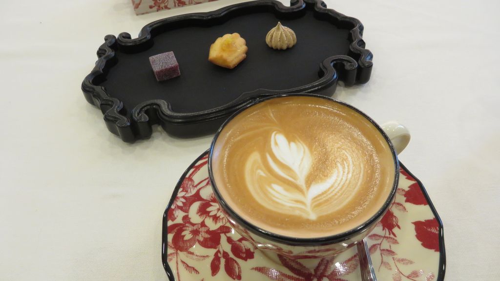 5 Kafe Brand Fashion Mewah yang Sajikan Kopi Spesial, DIOR hingga Gucci