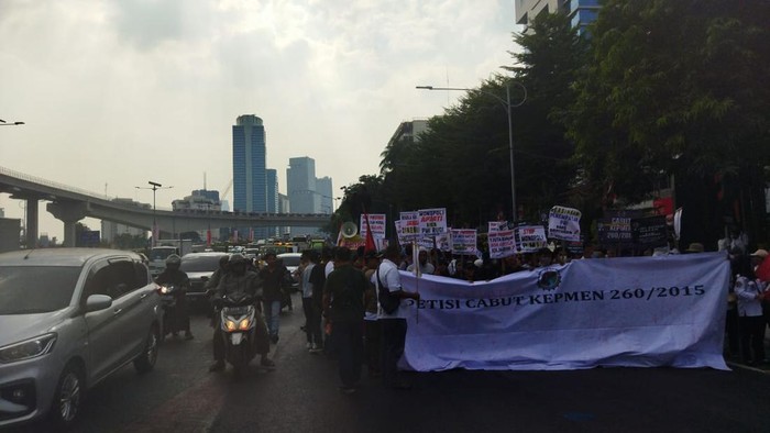 Ada Demo di Depan Kemnaker, Lalu Lintas Jalan Gatot Subroto Tersendat (Kurniawan/detikcom)