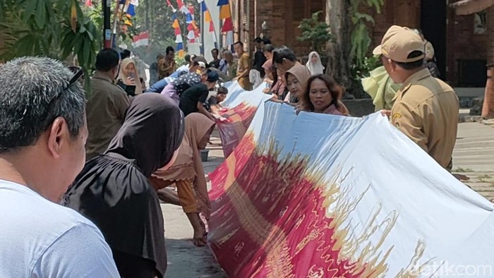 Aksi membatik massal bendera merah putih HUT ke-78 RI di Sentra Batik Sembung, Kalurahan Gulurejo, Kapanewon Lendah, Kulon Progo. Foto diunggah Selasa (22/8/2023).