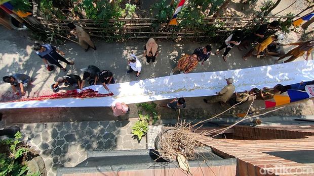 Aksi membatik massal bendera merah putih HUT ke-78 RI di Sentra Batik Sembung, Kalurahan Gulurejo, Kapanewon Lendah, Kulon Progo. Foto diunggah Selasa (22/8/2023).