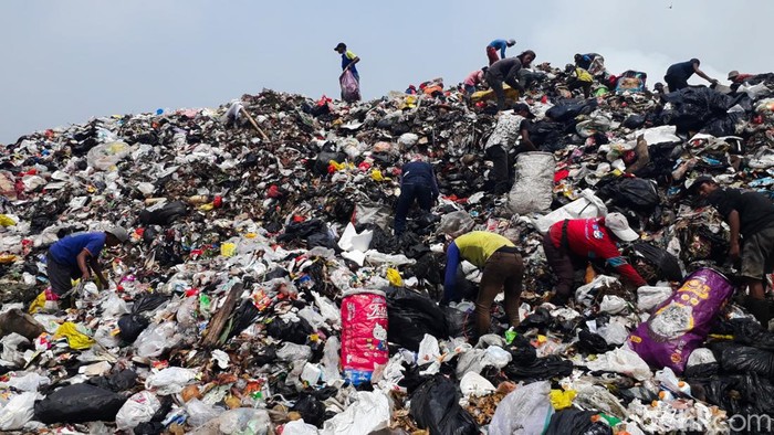 Aktivitas Pemulung di TPA Sarimukti yang Kebakaran