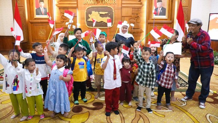 Anak-anak yang tertangkap kamera hormat saat bendera dikibarkan di Upacara HUT ke-78 RI diundang ke Grahadi.
