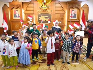 Anak-anak yang Hormat Bendera Saat Upacara HUT ke-78 RI Diundang ke Grahadi