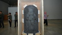 Arca Nandishvara menggambarkan unsur Siwa yang lembut. Ia juga bertugas sebagai pemimpin rombongan Siwa dan menjaga gerbang biara gunung Siwa. Arca ini setinggi 174 cm, juga dari batu andesit. Foto: Dok Kemendikbudristek