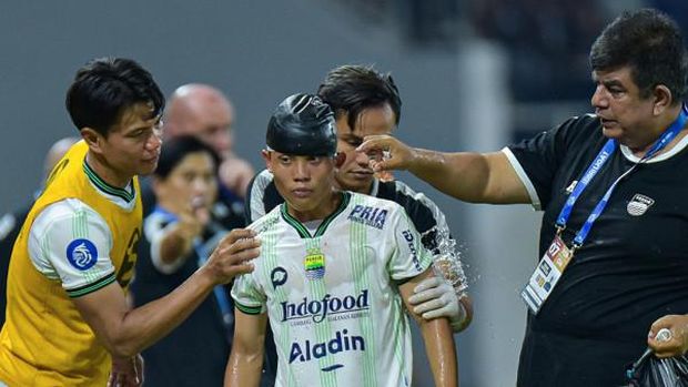 Arsan Makarin saat ditangani tim medis Persib.