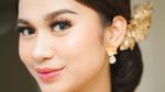 7 Senyuman Manis Azizah Salsha di Momen Pernikahan dengan Pratama Arhan