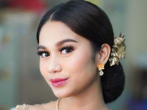7 Senyuman Manis Azizah Salsha di Momen Pernikahan dengan Pratama Arhan