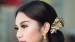 7 Senyuman Manis Azizah Salsha di Momen Pernikahan dengan Pratama Arhan