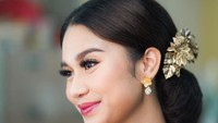 Akad nikah tersebut digelar di digelar di Masjid Indonesia Tokyo, Minggu (20/8/2023) pukul 13.00 JST, atau 11.00 WIB. Selain menjadi selebgram, Azizah Salsha merupakan putri politikus Gerindra Andre Rosiade. Foto: instagram Azizah Salsha