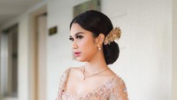 Acara akad nikah berlangsung dengan khidmat dan sederhana. Hanya keluarga dan kerabat dekat yang diundang. Foto: instagram Azizah Salsha