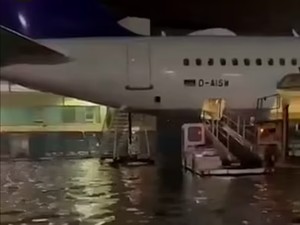 Cuaca Buruk Eropa, Bandara Terendam Hingga Badai Petir Melanda