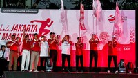 Direktur Teknologi & Operasional Bank DKI merangkap Pelaksana Tugas (Plt.) Direktur Utama Bank DKI, Amirul Wicaksono (Empat dari kanan foto) mendampingi Menteri Perhubungan, Budi Karya Sumardi beserta Pj. Gubernur DKI Jakarta, Heru Budi Hartono dan pejabat lainnya dalam pelepasan (flag off) para pelari peserta Jakarta Half Marathon 2023 di Kawasan Monas, Jakarta Pusat, Minggu (20/08) lalu.  