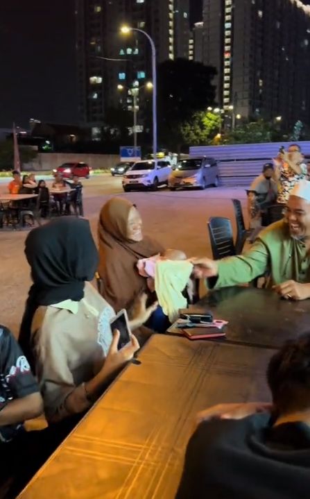 Kocak! Penjual Gagal Atraksi, Berakhir Bayi Kejatuhan Adonan Roti Canai