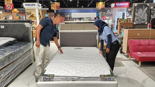 Beberapa pengunjung ketika tengah melihat-lihat produk di Transmart Trans Studio Mall (TSM) Bali pada Selasa (22/8/2023). (Ni Made Lastri Karsiani Putri-detikBali)