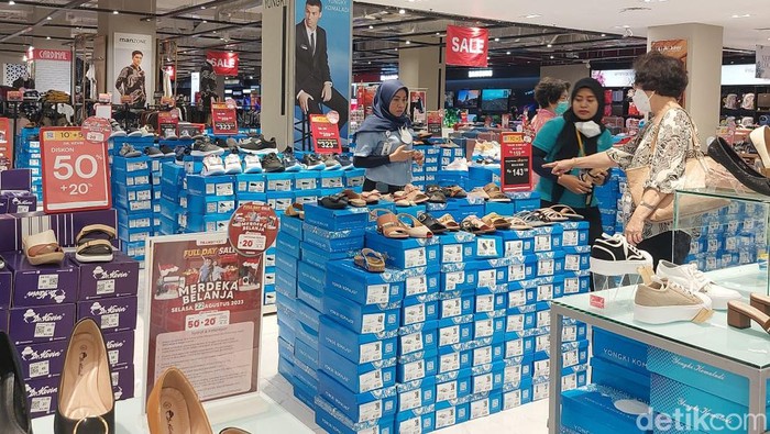 Beli Sepatu di Transmart Full Day Sale, Pelanggan Ini Dapat Potongan 50+20%