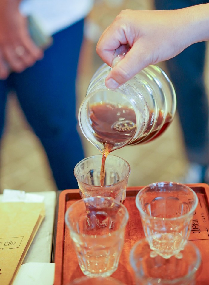 Bisnis Tea & Coffe Time Mulai Menjamur di Jakarta Hachi Group menghadirkan Dear Clio, brand baru dengan konsep kafe. Berlokasi di Gedung the Hachi, destinasi one-stop culinary yang asyik untuk nongkrong.