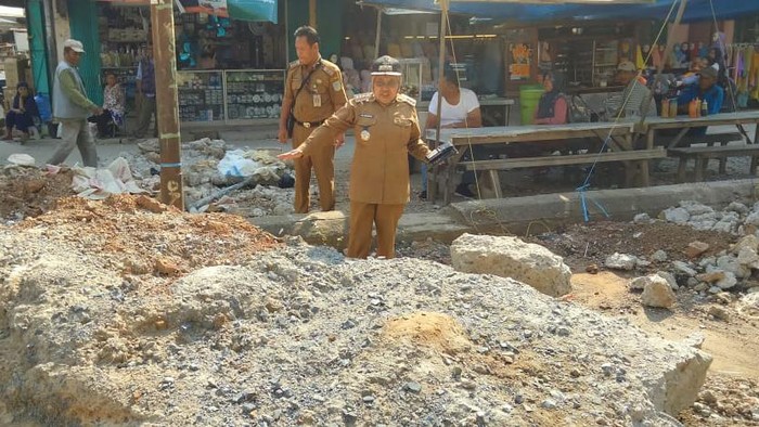 Bongkahan batu proyek ganggu pengguna jalan di Jambi.