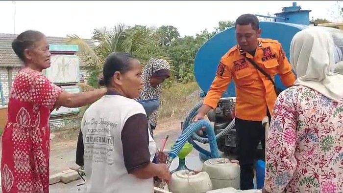 BPBD memasok air bersih warga yang terdampak kekeringan di Bojonegoro