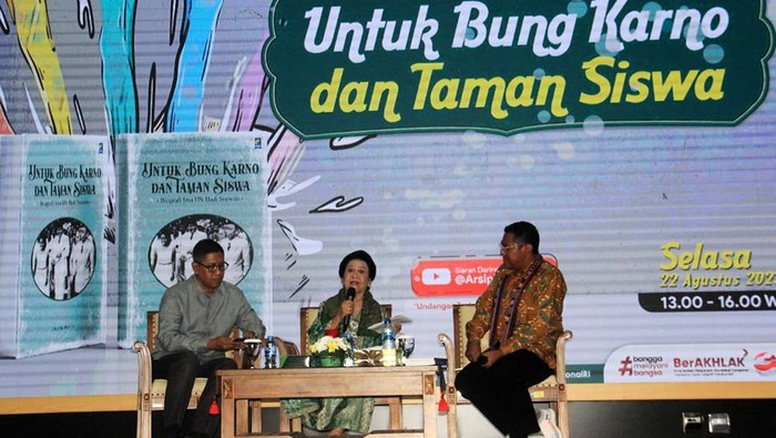 Sejarawan Wanita Irna Hanny Nastoeti Hadi Soewito (tengah) bersama Nastanto Hadi (kiri) dan Moderator Domini BB Hera saat peluncuran Buku Untuk Bung Karno dan Taman Siswa, biografi Irna HN Hadi Soewito, di Jakarta, Selasa (22/8/2023). Biografi ini mengangkat perjuangan hidup anak manusia dalam menemukan jati diri, persahabatan, bahkan menjadi bagian dari kehidupan tokoh-tokoh politik penting di Indonesia