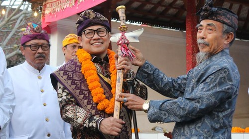 Ketum PKB Muhaimin Iskandar atau Cak Imin menerima keris dari Panglingsir Paiketan Puri-puri Sejebag Bali yang juga Raja Klungkung Ida Dalem Semara Putra saat berkunjung ke Puri Anom, Tabanan, Selasa (22/8/2023).