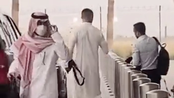 Critiano Ronaldo pakai gamis di Arab Saudi.