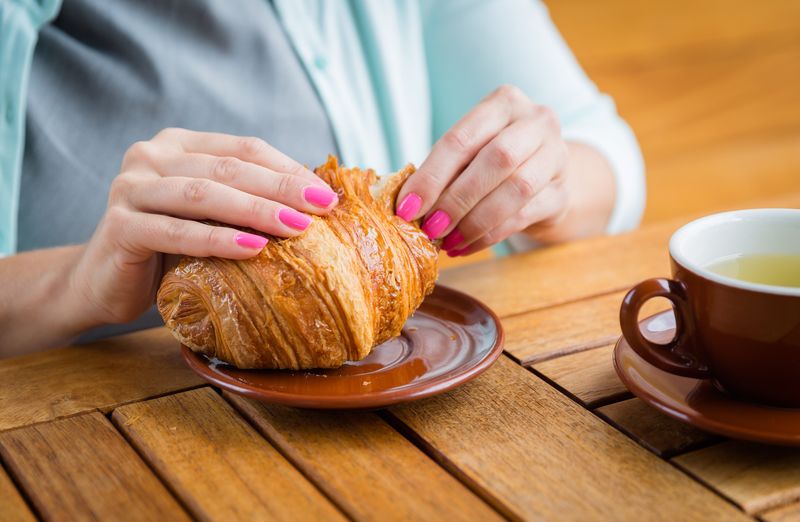 cara menikmati croissant yang benar menurut etiket makan ahli