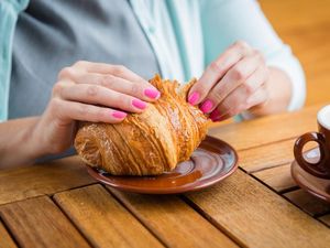 2 Hal Terlarang Saat Makan Croissant Menurut Pakar Etiket