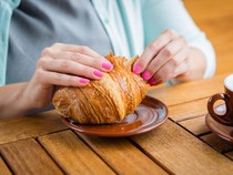 Cara Makan Croissant yang Benar hingga Pantangan Makanan di Pesta Pernikahan