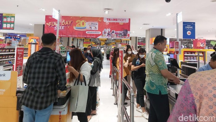 Demi Diskon, Pelanggan Ini ke Transmart Full Day Sale Saat Istirahat Kantor
