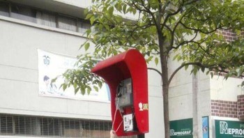 Telpon umum bagi pengguna yang punya tinggi lebih dari dua meter. Foto: Boredpanda