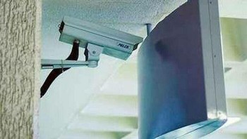 CCTV ngumpet biar tidak ketahuan pencuri. Foto: Boredpanda