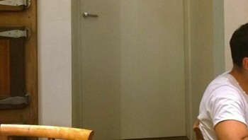 Toilet khusus difabel. Pengunjung yang pakai kursi roda bakal kesusahan karena adanya tangga di depan pintu.  Foto: Boredpanda