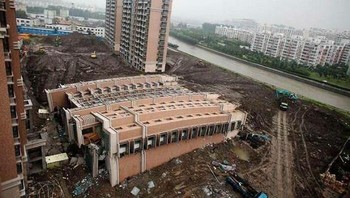 Apartemen ini ambruk, entah siapa yang salah. Foto: Boredpanda