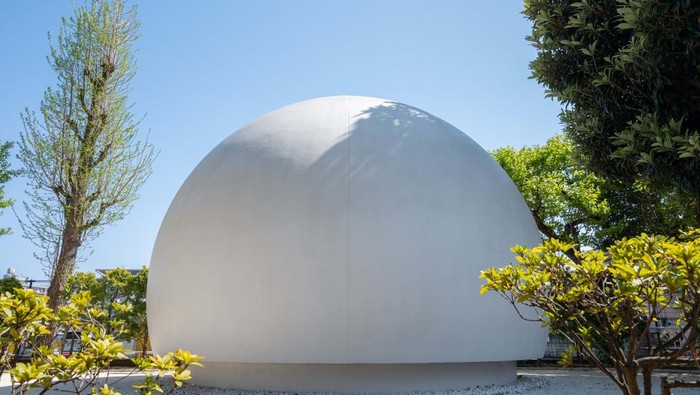 Desain Toilet Umum di Jepang Nggak Biasa, Jadi Bikin Betah This picture taken on April 9, 2023 shows a public toilet designed by Japanese architect Tadao Ando at Jingu-Dori Park in Tokyo. This public toilet was part of