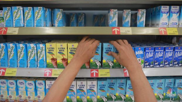 Di lokasi berbeda di Transmart Lebak Bulus Susu Ultra Milk baik yang plain maupun cokelat 1 liter dibanderol dengan harga Rp 14.800 saja dari harga promo Rp 18.500 dan harga normal 19.900 per kotak. (CNBC Indonesia/Muhammad Sabki)