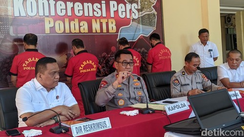 Dua tersangka pengadaan alat kesenian marching band di Dinas Pendidikan dan Kebudayaan NTB ditahan, Selasa (22/8/2023).