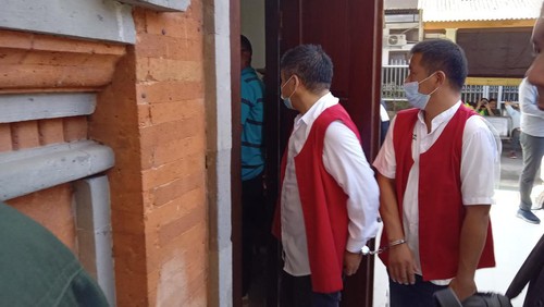 Dua warga negara China bernama Wang Ying dan He Cun Xin dituntut delapan bulan penjara oleh jaksa penuntut umum (JPU) lantaran berbelanja menggunakan kartu kredit curian, Selasa (22/8/2023).