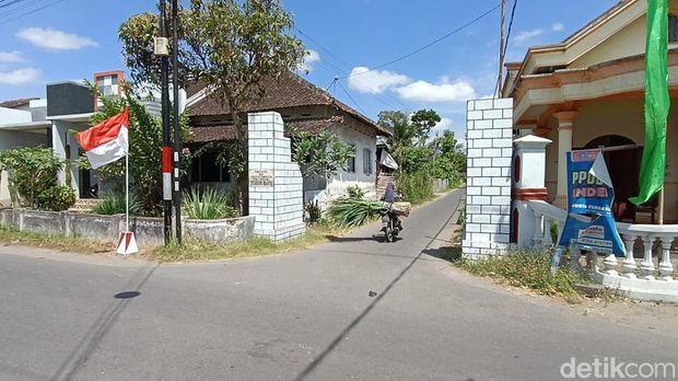 Dusun Setono Kediri dengan larangan masuk bagi aparatur pemerintah, TNI dan Polri.