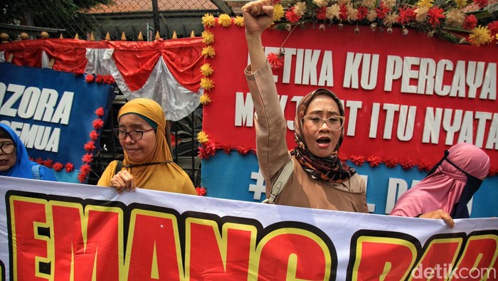 Sejumlah emak-emak berdemo di depan PN Jakarta Selatan, Selasa (22/8). Mereka mengecam gugatan perdata yang diajukan pengacara David Tobing terhadap Rocky Gerung.