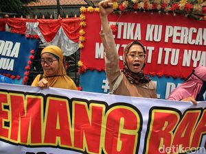 Emak-emak Pendukung Rocky Gerung Demo PN Jaksel