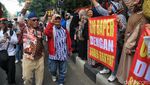 Emak-emak Pendukung Rocky Gerung Demo PN Jaksel