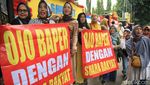 Emak-emak Pendukung Rocky Gerung Demo PN Jaksel