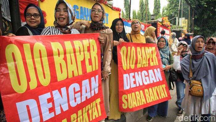 Sejumlah emak-emak berdemo di depan PN Jakarta Selatan, Selasa (22/8). Mereka mengecam gugatan perdata yang diajukan pengacara David Tobing terhadap Rocky Gerung.